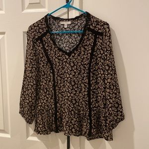 Black 3/4 sleeve blouse with tan flower design.